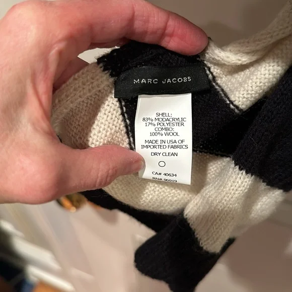 Marc Jacobs black and cream oversized faux fur scarf - Picture 4 of 5